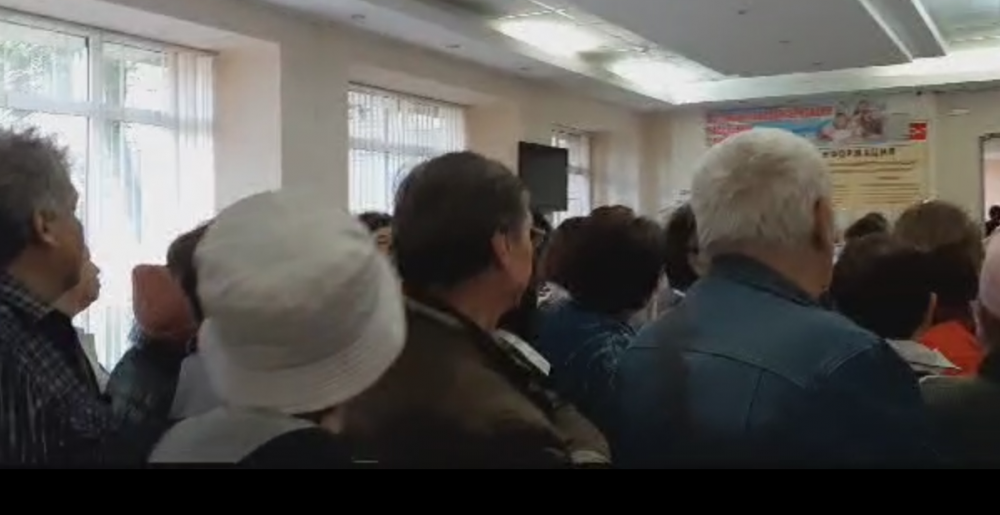 Жуткие очереди в поликлинике №5 Новороссийска попали на видео
