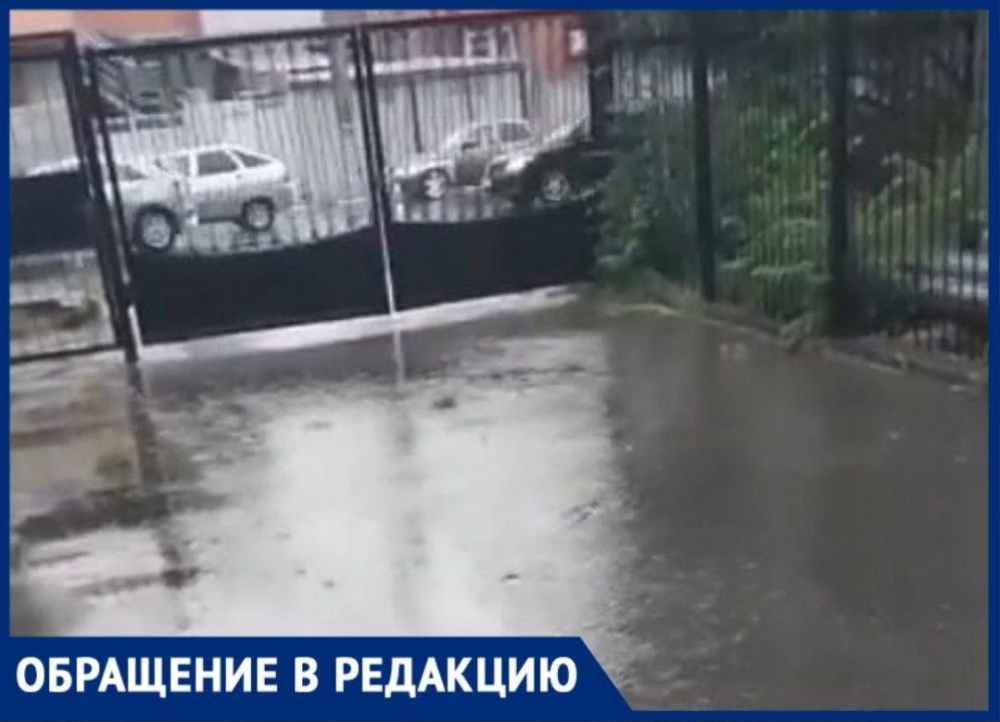 Дождевая вода бежит мимо ливнёвок прямиком во дворы Новороссийска