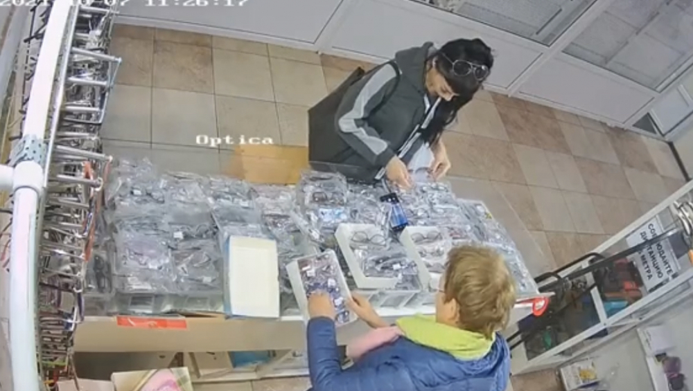 Неизвестная жительница Новороссийска украла очки прямо из-под носа у продавца: видео с камер