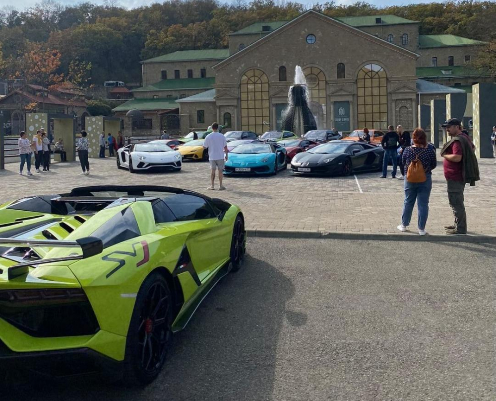 Кортеж из Lamborghini: что забыли в Новороссийске итальянские спорткары