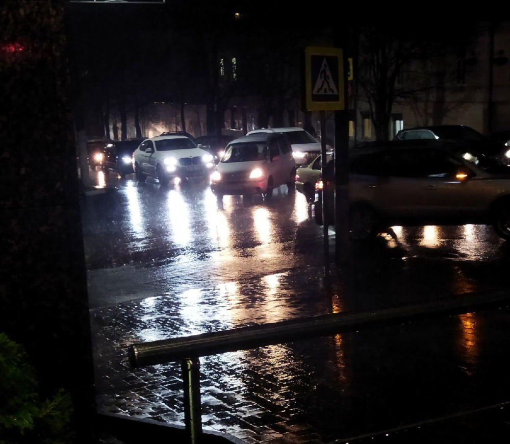 Улицы плывут: Новороссийск заливает дождем