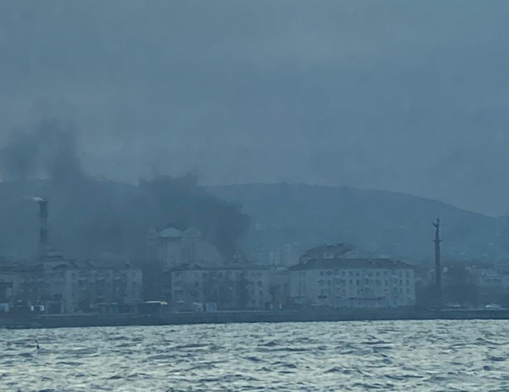 Дым коромыслом: прямо сейчас в центре Новороссийска горит частный дом