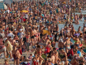 "Сегодня придут еще и местные": на пляжах у Черного моря настоящий аншлаг