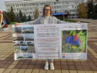 Жительница Новороссийска встала с плакатом у администрации, потому что надоело жить на свалке 