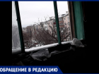 Подъезд новороссийцев замело снегом: «НУК» не успел заменить окна