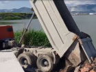 В Новороссийске сваливают строительный мусор вблизи пляжа Алексино