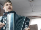Сельский священник поздравил новороссийцев, спев песню под баян