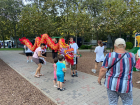 Жительницу Новороссийска удивил красный дракон на улице 