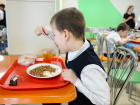 В школах Новороссийска отменяют бесплатное питание: причины и подробности