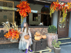 Спелые тыквы, гирлянды рябины и сочные краски осени - фотозона в «Кавказском дворике» сама себя не пофотографирует