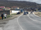 По обочине вдоль трассы новороссийские школьники идут домой: школьный автобус не ездит