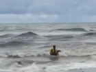 В Краснодарском крае спасатель бросился в штормовое море, чтобы вытащить тонущую собаку