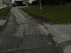 Тротуар в Южном районе Новороссийска превратился в кусок грязи