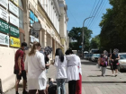 В центре Новороссийска две несовершеннолетние на одном электросамокате сбили пожилого мужчину