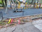 Крюки в полу, разбитые губы и острый край у лица – пугающая детская площадка в Новороссийске