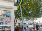 Не знак судьбы: дорожной знак в Новороссийске может упасть на прохожих