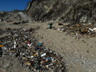 Волочаевский пляж Новороссийска тонет в мусоре 