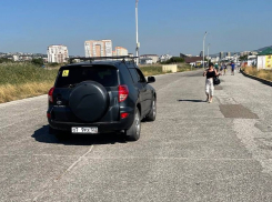 Женщину с коляской испугали и оскорбили на пляже Новороссийска