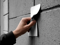 Новороссийцев будут наказывать за расклейку рекламы звонками: станут ли остановки чище