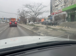 «Мы что в селе Пупкино живём?» - житель Новороссийска возмутился из-за кучи грязи на тротуаре 