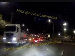 Жители переживают: скоро мост обвалится под весом фур в Новороссийске