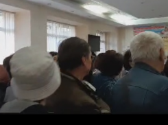 Жуткие очереди в поликлинике №5 Новороссийска попали на видео