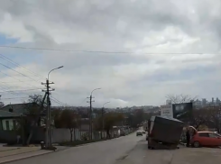 Состояние дорог в Новороссийске: «Это не «КАМАЗ» прилег от старости, а наши дорожки помогли»