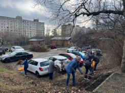 Новороссийцы вместе с депутатом Гордумы устроили субботник на грязной парковке