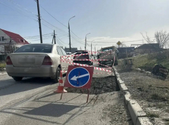 «Сделаем качественно» говорили они: дорога на улице Шоссейной в Новороссийске опять провалилась
