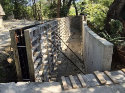 В Новороссийске неизвестные застраивают русло реки Абрау: соседи бьют тревогу 