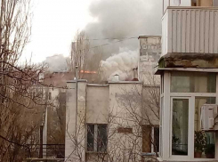 В центре Новороссийска прямо сейчас горит жилое здание