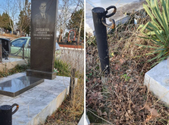 С памятника героя войны, похороненного в Новороссийске, украли корабельные цепи