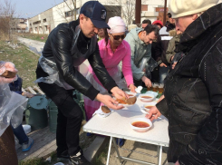 В Новороссийске волонтеры уже три месяца кормят вегетарианской пищей бездомных людей