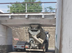 Под мостом на улице Жуковского в Новороссийске  застряла бетономешалка