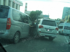 Эмоциональная разборка посреди проезжей части вызвала смех у новороссийцев