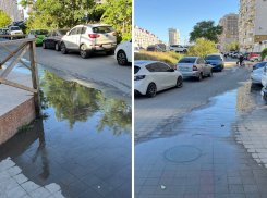 Во дворе новороссийцев не просыхает лужа из-за утечки 