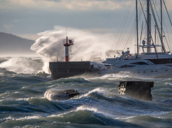Жутко красиво: норд-ост в Новороссийске завершил бархатный сезон на Черноморском побережье 