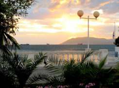 Новороссийск с ворчанием переваривает отдыхающих, а Кабардинка поет и пляшет от радости