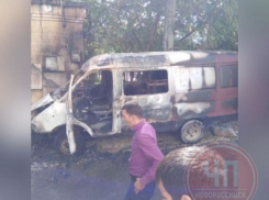 В Новороссийске на дороге загорелся грузовой автомобиль