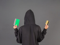 Приезжий тратил деньги с чужих карт и угрожал новороссийцам 