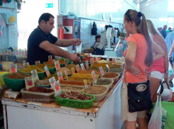 На рынках Новороссийска кипят продукты, продавцы и покупатели