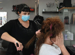 В соседнем с Новороссийском Крымске ищут клиентов зараженного коронавирусом парикмахера