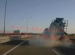 Колесо взорвалось прямо на ходу: происшествие на трассе под Анапой