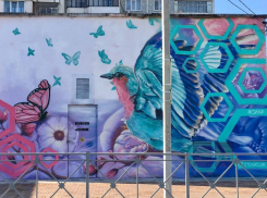 В Новороссийске художники поздравили женщин новым граффити 