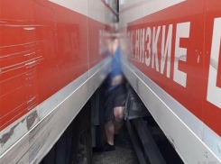 Водителя фуры раздавила его же фура под Краснодаром