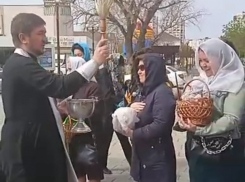 В Великую субботу накануне Пасхи новороссийцы освящают куличи и яйца 