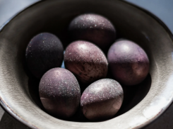 Пасха по-взрослому: новороссийцам предлагают красить яйца винишком