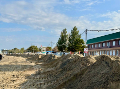 История с мазутом продолжается: в Анапе убрали защитный вал, чтобы соорудить его заново