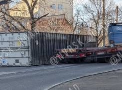 Контейнер-перевертыш заблокировал движение в Восточном районе Новороссийска