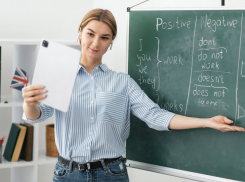 Учителя Новороссийска получат по 5 и 100 тысяч рублей в начале учебного года  